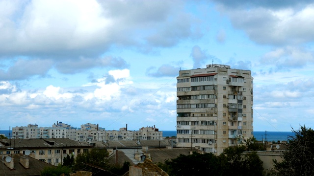 多层建筑在城市的郊区。视频素材