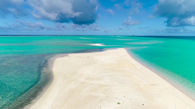 环礁湖，太平洋热带海水，金色沙滩。一个令人放松的度假天堂。海洋的水是清澈的蓝色。旅行热带概念-鸟瞰无人机- 4K视频素材