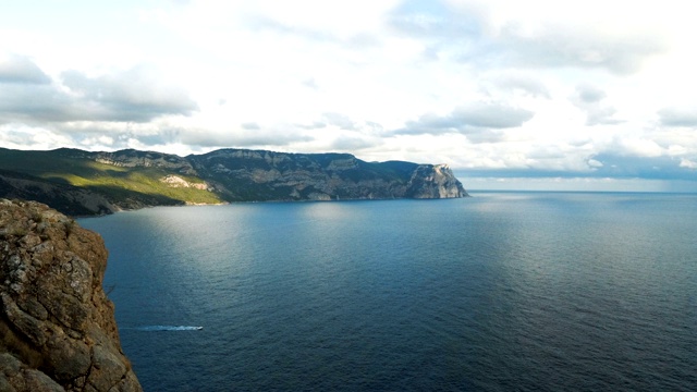 海洋岩石海岸。视频素材