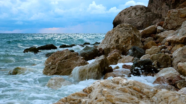 海浪拍打着多岩石的海岸。视频素材