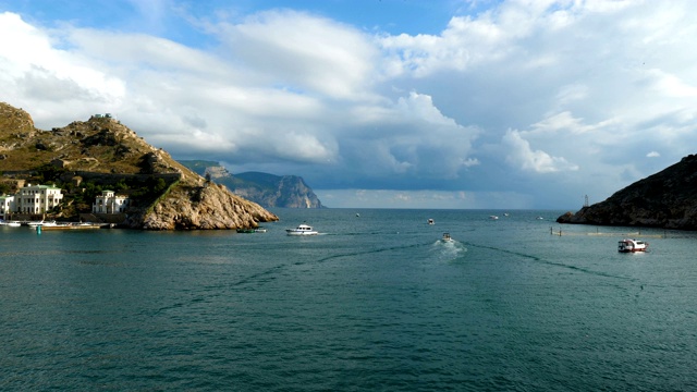 观光摩托艇漂浮在海湾里。视频素材