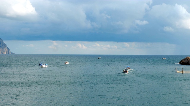 观光摩托艇漂浮在海湾里。视频素材