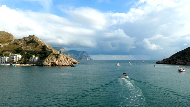 观光摩托艇漂浮在海湾里。视频素材