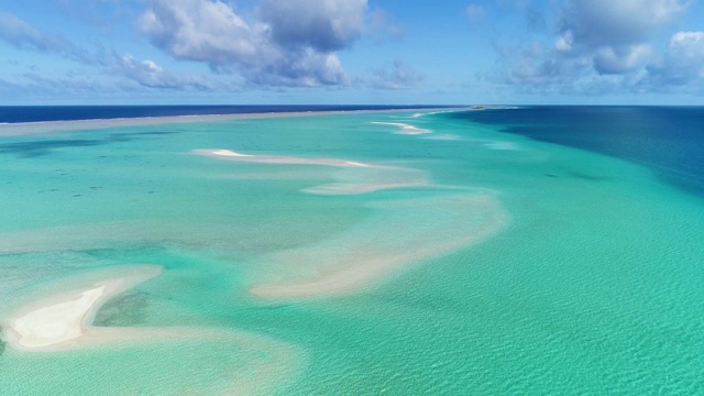 环礁湖，太平洋热带海水，金色沙滩。一个令人放松的度假天堂。海洋的水是清澈的蓝色。旅行热带概念-鸟瞰无人机- 4K视频素材