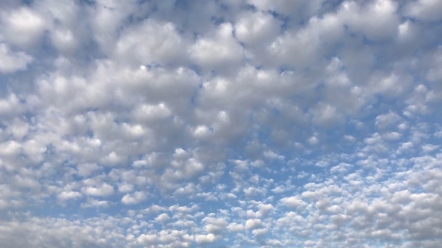 多云的空气和蓝色的天空视频素材