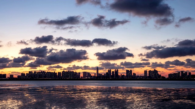 韩国仁川松岛(国际商务区)周围的日落和夜景视频素材