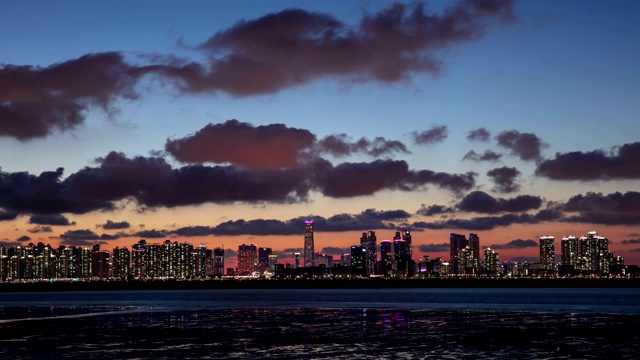 韩国仁川松岛(国际商务区)周围的日落和夜景视频素材