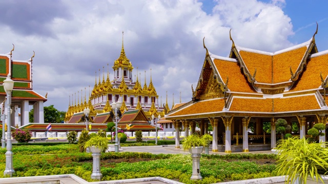 时间:Loha Prasat，金色金属多顶或尖顶城堡修道院，Wat Rajanaddaram寺庙，和皇家亭，曼谷老城，泰国视频素材