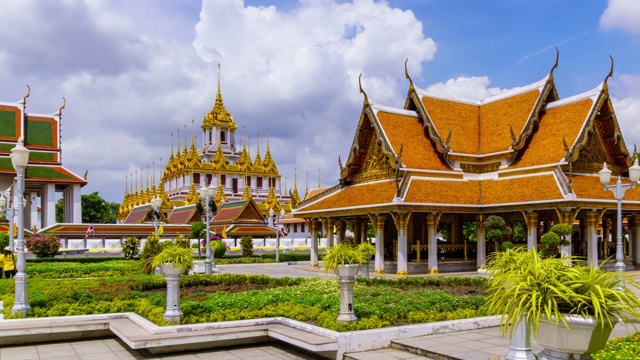 Time Lpase: Loha Prasat，金色金属多顶或尖顶城堡寺庙，Wat Rajanaddaram寺庙，皇家亭，曼谷老城，泰国;缩小视频素材