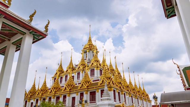 时间流逝:Loha Prasat，金色金属多顶或塔尖城堡寺庙，Wat Rajanaddaram Temple，曼谷老城，泰国;缩小视频素材