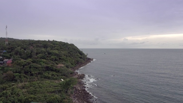 无人机的声音:飞过海浪拍打着海滩上的石头和卵石视频素材