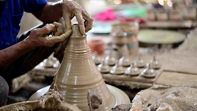 4K Potter work with clay on pottery wheel陶器车轮和粘土工作视频素材