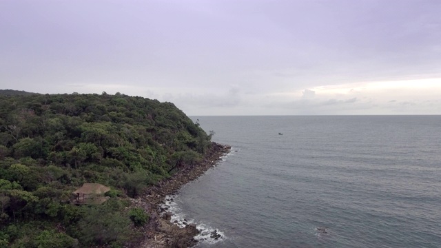 海浪撞击海滩上的石头和鹅卵石的无人机视图视频素材