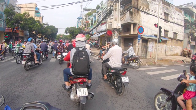 在拥挤的道路上骑摩托车的人的观点视频素材