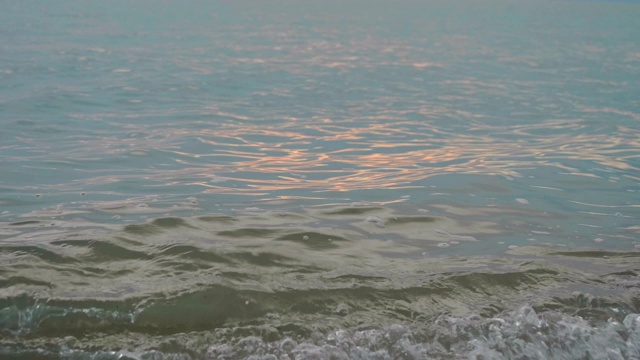 金色田园诗般的芭堤雅落日，夕阳落进温柔的海浪中。视频素材