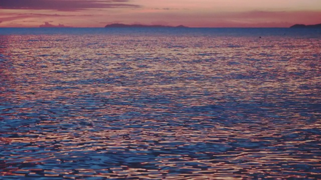 金色田园诗般的芭堤雅落日，夕阳落进温柔的海浪中。视频素材