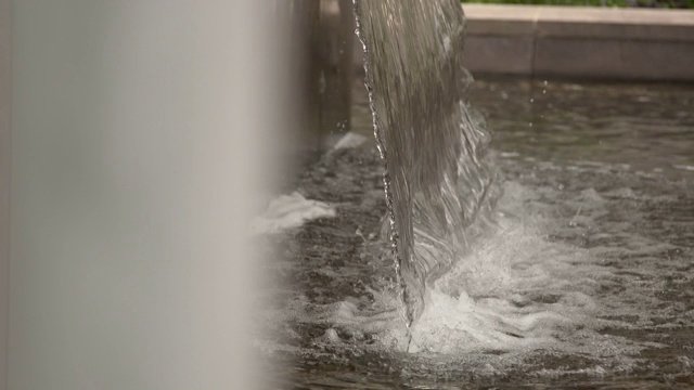 特写的水从喷泉倒入水池在蒙特利尔生物圈在圣海伦岛，加拿大蒙特利尔视频素材