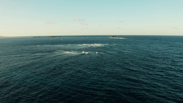 海浪和岩石岛屿的海洋。Siargao、菲律宾视频素材