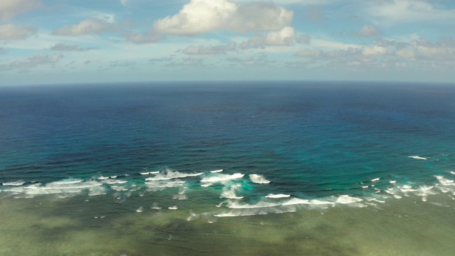 海景，蔚蓝的大海，云和岛屿的天空视频素材