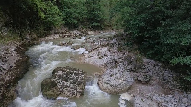 峡谷中湍急的山河鸟瞰图。视频素材