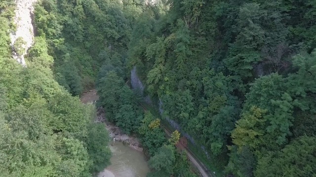 深谷中的山河。空中无人机视频视频素材