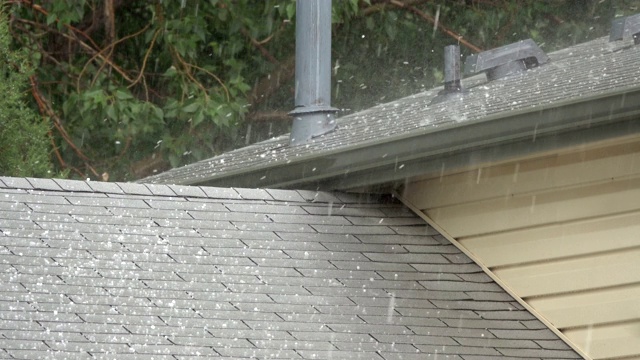 冰雹落在房屋屋顶上，丹佛，科罗拉多，大雨，雷暴水视频素材