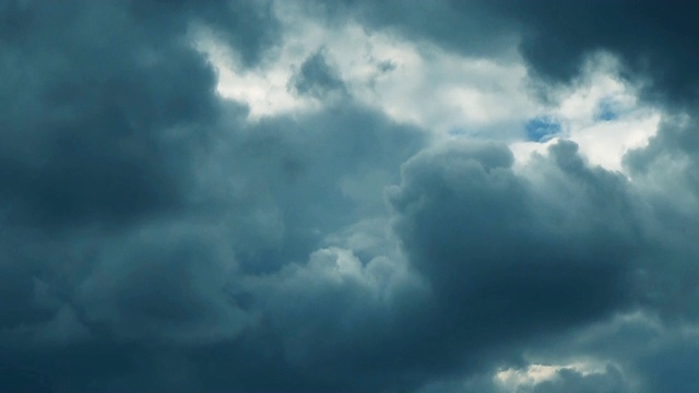 巨大的黑暗的雷云。开始下雨了视频素材