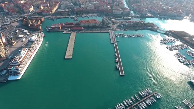 意大利利沃诺海港和码头的全景鸟瞰视频素材