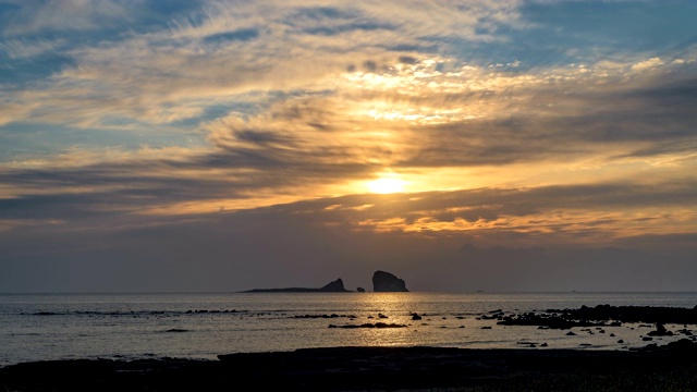 韩国济州岛西浦市兄弟海岸路附近的亨济岛(旅游目的地)的日出景观视频素材