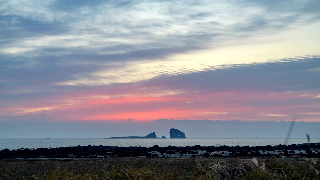 韩国济州岛西浦市兄弟海岸路附近的亨济岛(旅游目的地)的日出景观视频素材