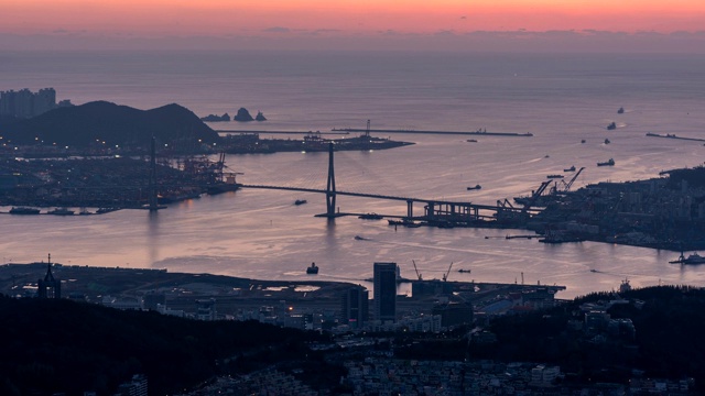 韩国釜山西谷县西雅克山附近的北港的黎明和日出视频素材