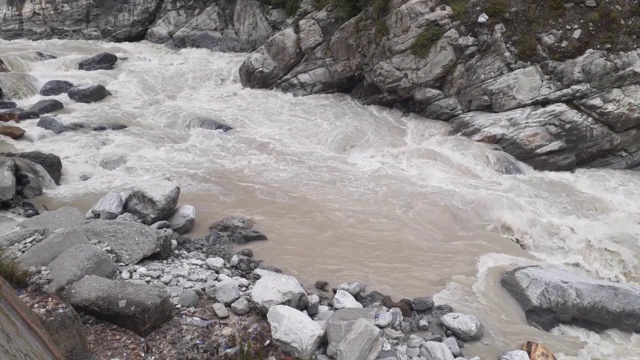 河水从山上流下来视频素材