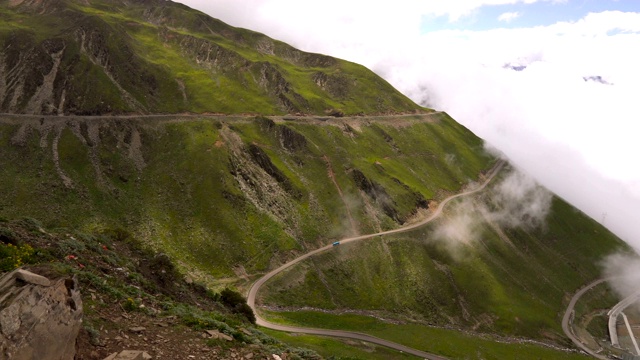 平移高角度视图:中国四川省小金县巴郎山风景曲线公路在夏季的云运动视频素材