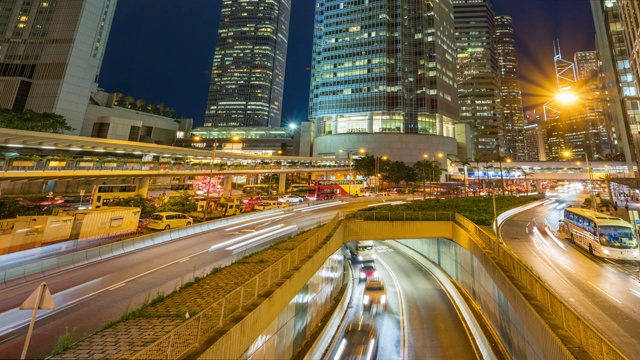 4K延时拍摄香港城市夜间的交通灯和现代建筑物视频素材