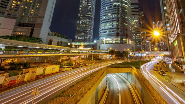 4K延时拍摄香港城市夜间的交通灯和现代建筑物视频素材