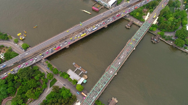 鸟瞰图曼谷市中心，Phra Phuttha约法桥和Phra Pok Klao桥的交通，湄南河的纪念桥的交通概念。曼谷在日落时分。视频素材