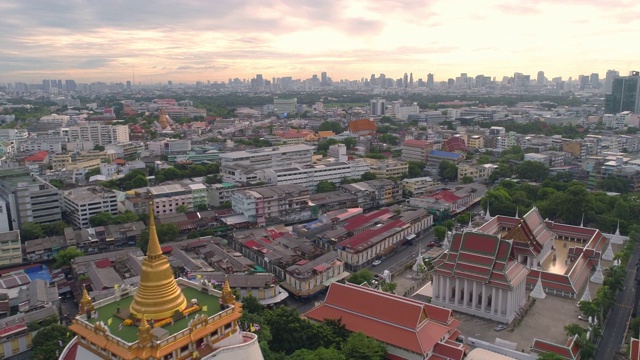 鸟瞰图Wat Saket在曼谷-寺庙的金山，Wat Saket，广为人知的是金山或'Phu Khao Thong，是一个低山丘顶上有一个闪闪发光的黄金chedi。视频素材