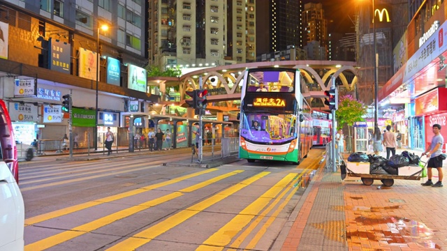 在香港铜锣湾，以历史电车为背景的4K时间推移的行人视频素材