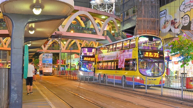 在香港铜锣湾，以历史电车为背景的4K时间推移的行人视频素材