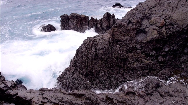 海浪冲击着韩国济州岛西浦海岸视频素材