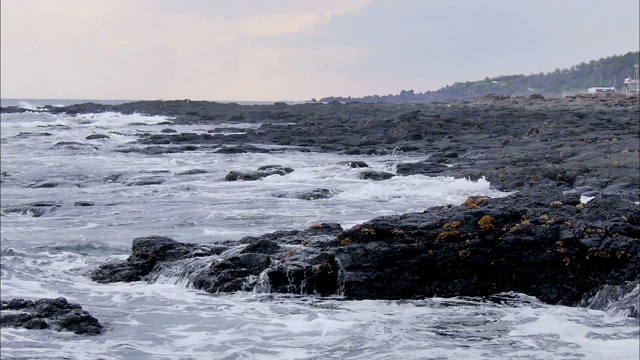 韩国济州岛西浦海滩涨潮时海浪视频素材