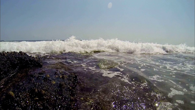 海浪冲击着韩国济州岛西浦海岸视频素材