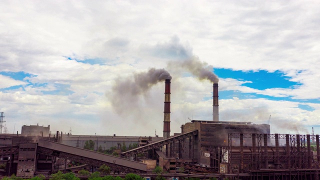 Hyperlapse。城市景观从植物和工厂的排放物中抽起了被污染的大气，用烟看管道视频素材