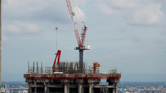 起重机在蓝天建筑视频素材