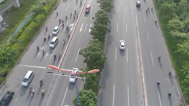 空中飞行:低空飞行——在人、机器和10车道繁忙的交通之上。视频素材