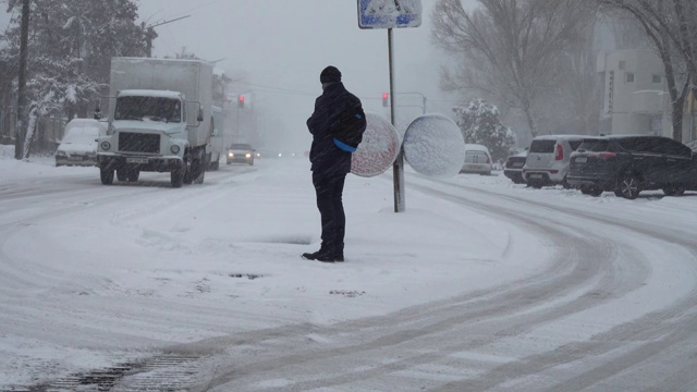 暴风雪来了。在被雪覆盖的道路上行驶的汽车。在冬天拍摄。视频素材