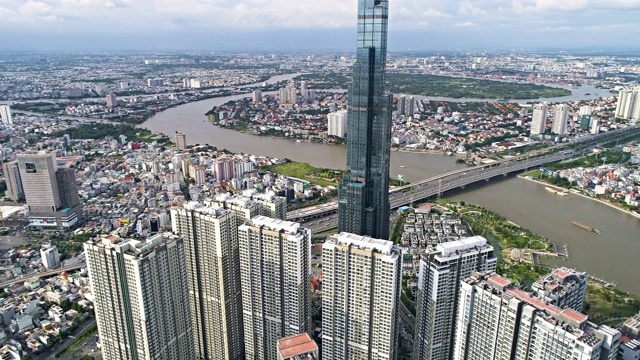 航拍:越南胡志明市西贡市，西贡河和西贡大桥。视频下载