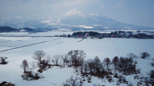 日本福岛县相zuwakamatsu的稻川湖和万代山冬季视频素材