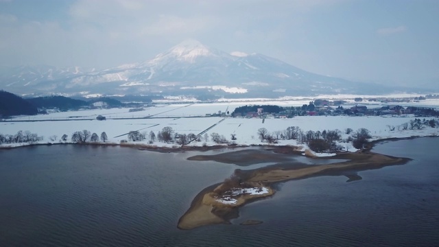 日本福岛县相zuwakamatsu的稻川湖和万代山冬季视频素材