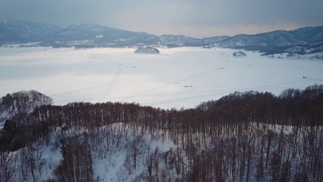 日本福岛县乌拉班台高原冬季WS空中冰冻湖视频素材